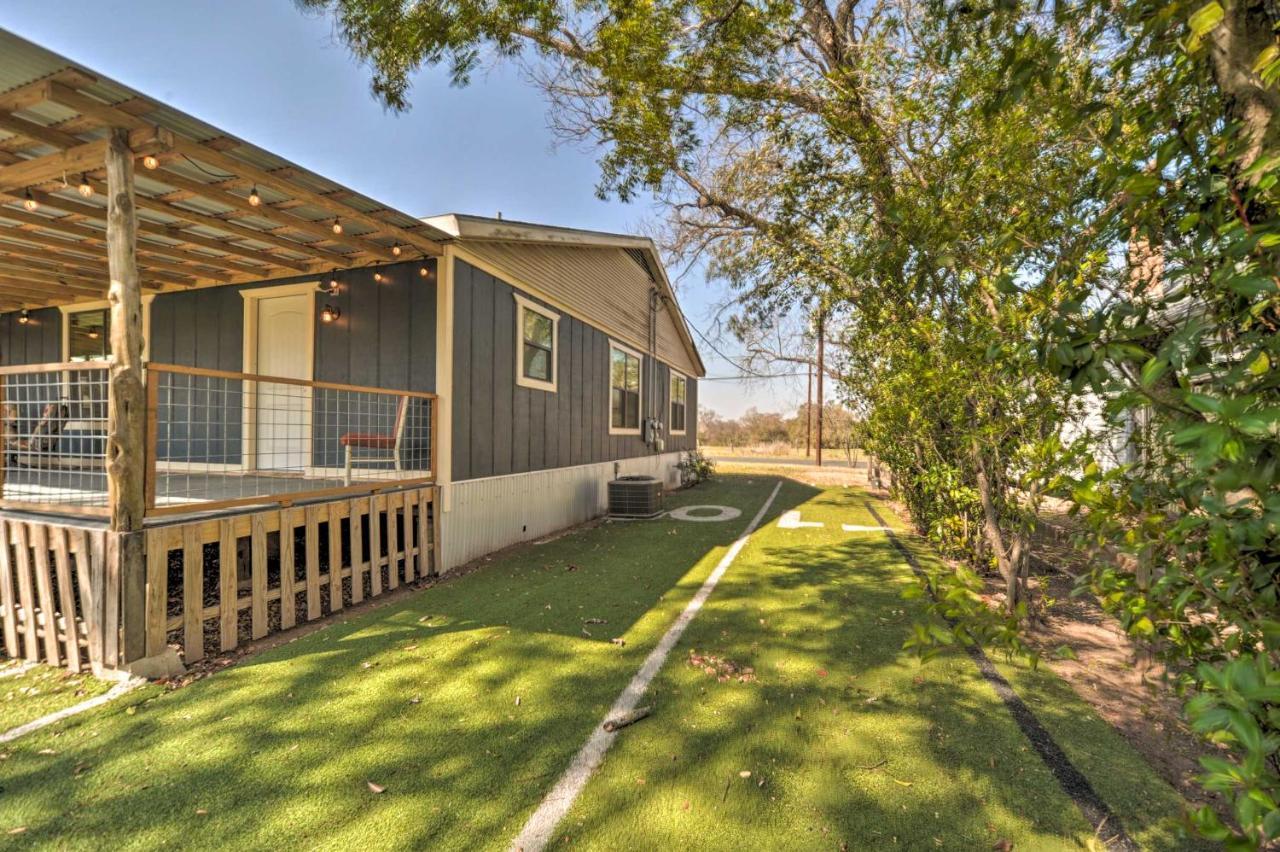 The Barn Texas Wine Country Vacation Rental เฟรเดอริกส์เบิร์ก ภายนอก รูปภาพ