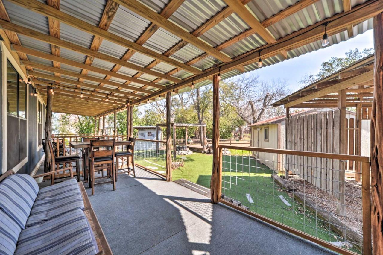 The Barn Texas Wine Country Vacation Rental เฟรเดอริกส์เบิร์ก ภายนอก รูปภาพ